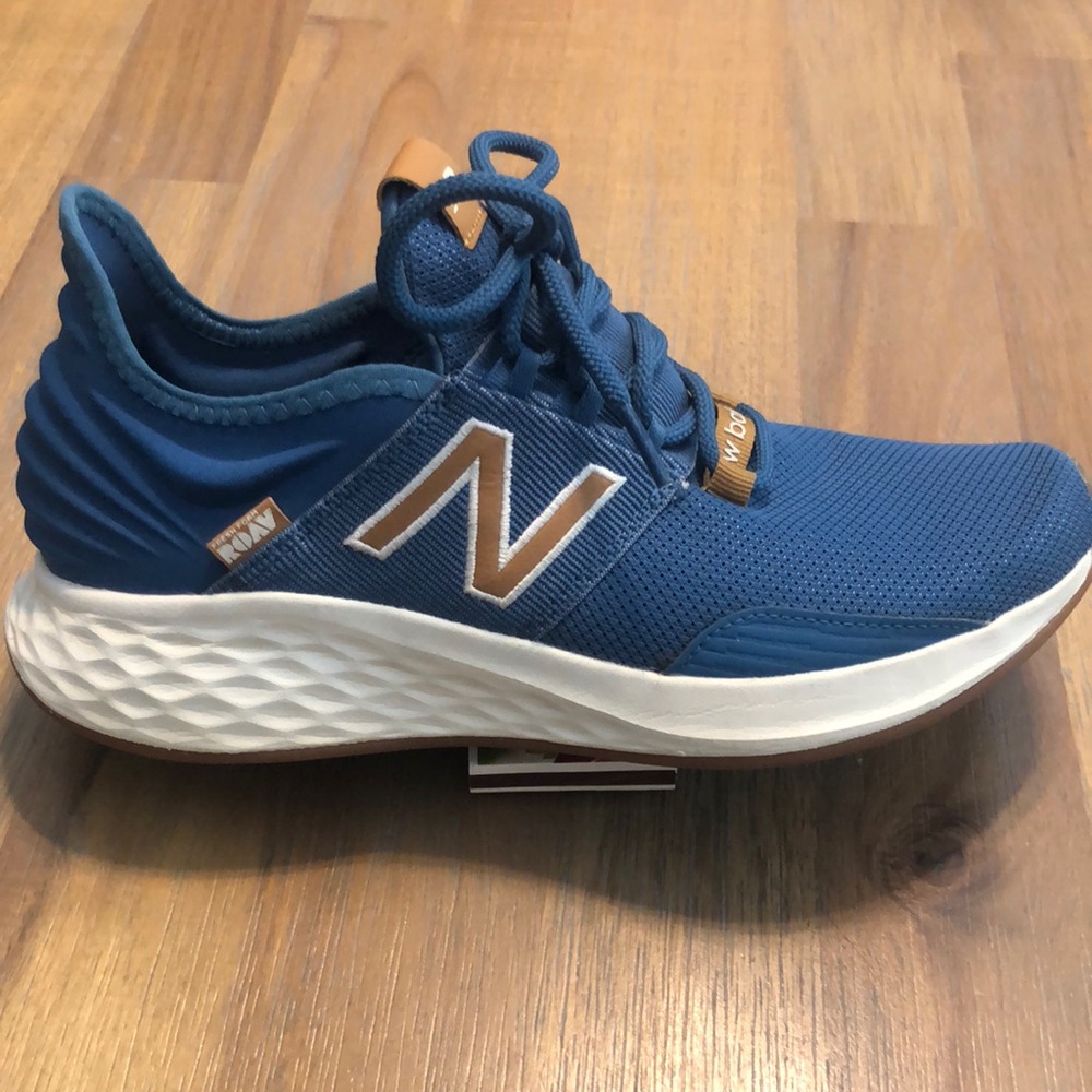 New Balance Roav tennis shoe shoe. Blue, Tan, and White. Size: 9.5.